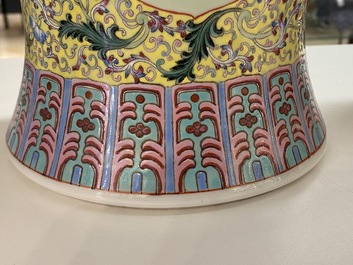 Une paire de vases couverts en porcelaine de Chine famille rose, marque de Qianlong, R&eacute;publique