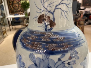 Un vase en porcelaine de Chine en bleu, blanc et rouge de cuivre, 18/19&egrave;me