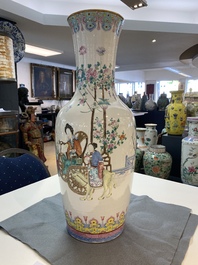 Un vase en porcelaine de Chine famille rose, marque et &eacute;poque de Guangxu