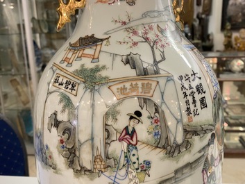 Un vase en porcelaine de Chine famille rose &agrave; double d&eacute;cor et un en biscuit &eacute;maill&eacute; &agrave; d&eacute;cor d'animaux mythiques, 19/20&egrave;me
