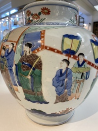Een Chinese bolvormige wucai vaas met verhalend decor, 19/20e eeuw