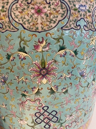 Une jardini&egrave;re en porcelaine de Chine famille rose &agrave; fond turquoise &agrave; d&eacute;cor 'bajixiang', 19&egrave;me
