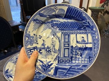 Une paire de plats en porcelaine de Chine en bleu et blanc &agrave; d&eacute;cor d'une sc&egrave;ne du 'Xi Xiang Ji', Yongzheng