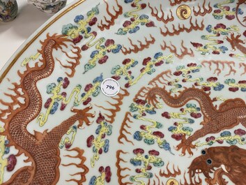 Un tr&egrave;s grand plat en porcelaine de Chine famille rose &agrave; d&eacute;cor de dragons, marque de Yongzheng, Guangxu