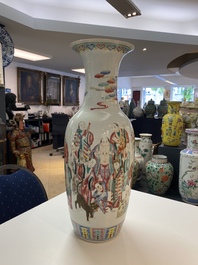 Un vase en porcelaine de Chine famille rose &agrave; d&eacute;cor des 18 Arhats, 19&egrave;me