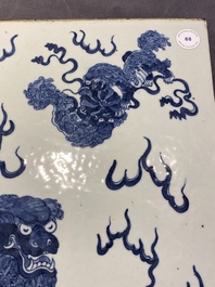 Une grande plaque en porcelaine de Chine en bleu et blanc &agrave; d&eacute;cor de lions bouddhistes, 19&egrave;me