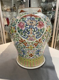 Une paire de vases en porcelaine de Chine famille rose aux couvercles et socles en bois, Chine, 19&egrave;me