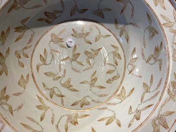 Un grand plat en porcelaine de Chine en bleu et blanc et un bol &agrave; d&eacute;cor floral, 19&egrave;me