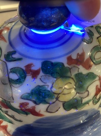 Un vase couvert en porcelaine de Chine wucai &agrave; d&eacute;cor de dragons, &eacute;poque Transition