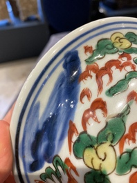 Un vase couvert en porcelaine de Chine wucai &agrave; d&eacute;cor de dragons, &eacute;poque Transition