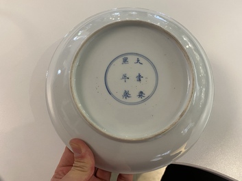 Une assiette en porcelaine de Chine en bleu et blanc &agrave; d&eacute;cor d'un dragon et d'un carpe, marque de Kangxi, R&eacute;publique