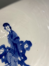 Un bol et une paire de tasses et soucoupes en porcelaine de Chine en bleu et blanc, Kangxi