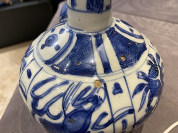 Trois kendis en porcelaine de Chine en bleu et blanc, Wanli