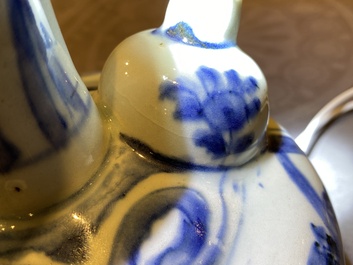 Trois kendis en porcelaine de Chine en bleu et blanc, Wanli