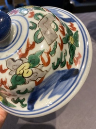 Un vase couvert en porcelaine de Chine wucai &agrave; d&eacute;cor de dragons, &eacute;poque Transition