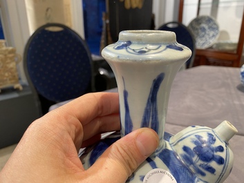 Trois kendis en porcelaine de Chine en bleu et blanc, Wanli