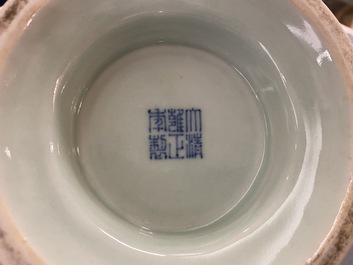 Un crachoir en porcelaine de Chine en c&eacute;ladon monochrome, marque de Yongzheng, R&eacute;publique