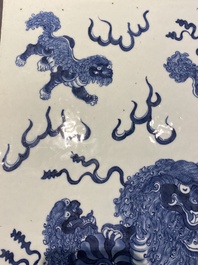 Een grote Chinese blauw-witte plaquette met boeddhistische leeuwen, 19e eeuw