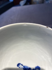 Un bol et une paire de tasses et soucoupes en porcelaine de Chine en bleu et blanc, Kangxi