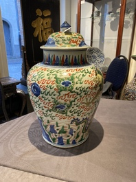 Un vase couvert en porcelaine de Chine wucai &agrave; d&eacute;cor de dragons, &eacute;poque Transition