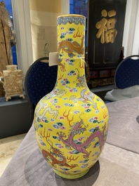 Un vase en porcelaine de Chine famille rose &agrave; d&eacute;cor de dragons sur fond jaune, marque de Daoguang, 19/20&egrave;me