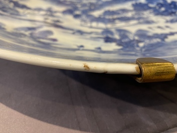 Un grand plat en porcelaine de Chine en bleu et blanc et un bol &agrave; d&eacute;cor floral, 19&egrave;me