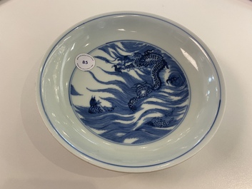 Une assiette en porcelaine de Chine en bleu et blanc &agrave; d&eacute;cor d'un dragon et d'un carpe, marque de Kangxi, R&eacute;publique