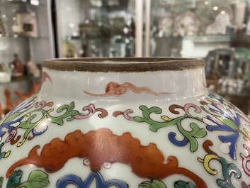 Une paire de vases en porcelaine de Chine famille rose aux couvercles et socles en bois, Chine, 19&egrave;me