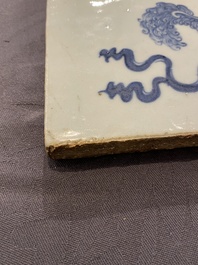 Une grande plaque en porcelaine de Chine en bleu et blanc &agrave; d&eacute;cor de lions bouddhistes, 19&egrave;me