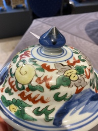 Un vase couvert en porcelaine de Chine wucai &agrave; d&eacute;cor de dragons, &eacute;poque Transition