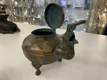 Une bouilloire tripode de type 'He' en bronze dor&eacute; au bec en forme de t&ecirc;te d'oiseau, Chine, Han