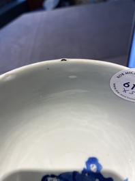 Un bol et une paire de tasses et soucoupes en porcelaine de Chine en bleu et blanc, Kangxi