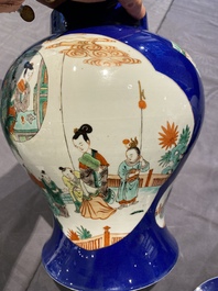 Une paire de vases couverts en porcelaine de Chine famille verte et un aquarium, 19&egrave;me