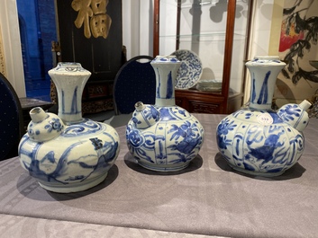 Trois kendis en porcelaine de Chine en bleu et blanc, Wanli