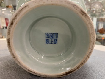 Een Chinese monochrome celadon 'zhadou' kwispedoor, Yongzheng merk, Republiek