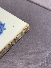 Een grote Chinese blauw-witte plaquette met boeddhistische leeuwen, 19e eeuw