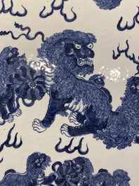 Une grande plaque en porcelaine de Chine en bleu et blanc &agrave; d&eacute;cor de lions bouddhistes, 19&egrave;me