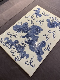 Een grote Chinese blauw-witte plaquette met boeddhistische leeuwen, 19e eeuw