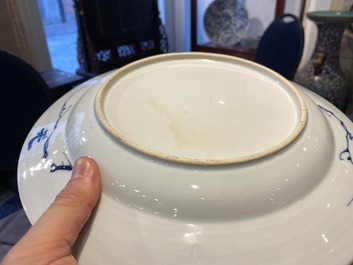 Une paire de plats en porcelaine de Chine en bleu et blanc &agrave; d&eacute;cor d'une sc&egrave;ne du 'Xi Xiang Ji', Yongzheng