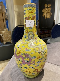 Un vase en porcelaine de Chine famille rose &agrave; d&eacute;cor de dragons sur fond jaune, marque de Daoguang, 19/20&egrave;me