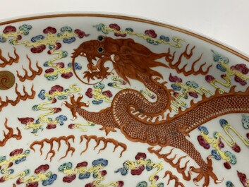 Un tr&egrave;s grand plat en porcelaine de Chine famille rose &agrave; d&eacute;cor de dragons, marque de Yongzheng, Guangxu
