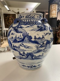 Un vase en porcelaine de Chine en bleu et blanc &agrave; d&eacute;cor de paysages de montagne, Wanli