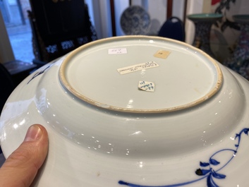 Une paire de plats en porcelaine de Chine en bleu et blanc &agrave; d&eacute;cor d'une sc&egrave;ne du 'Xi Xiang Ji', Yongzheng