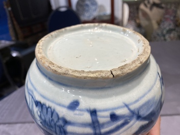 Trois kendis en porcelaine de Chine en bleu et blanc, Wanli