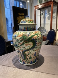 Un vase couvert en porcelaine de Chine wucai &agrave; d&eacute;cor de dragons, &eacute;poque Transition