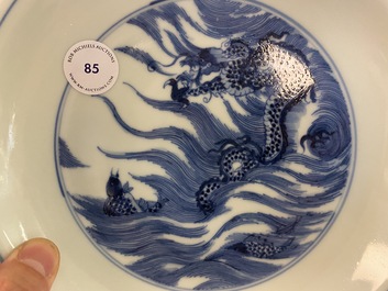 Une assiette en porcelaine de Chine en bleu et blanc &agrave; d&eacute;cor d'un dragon et d'un carpe, marque de Kangxi, R&eacute;publique