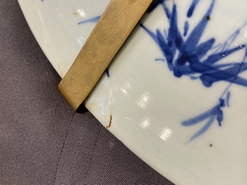 Un grand plat en porcelaine de Chine en bleu et blanc et un bol &agrave; d&eacute;cor floral, 19&egrave;me