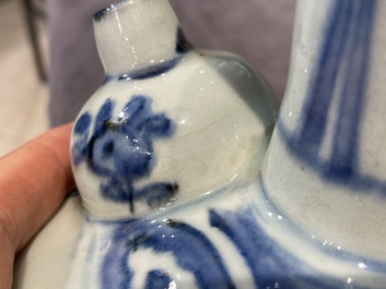 Trois kendis en porcelaine de Chine en bleu et blanc, Wanli