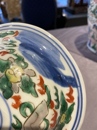 Un vase couvert en porcelaine de Chine wucai &agrave; d&eacute;cor de dragons, &eacute;poque Transition