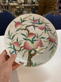 Un plat en porcelaine de Chine famille rose &agrave; d&eacute;cor des 'neuf p&ecirc;ches', marque et &eacute;poque de Guangxu